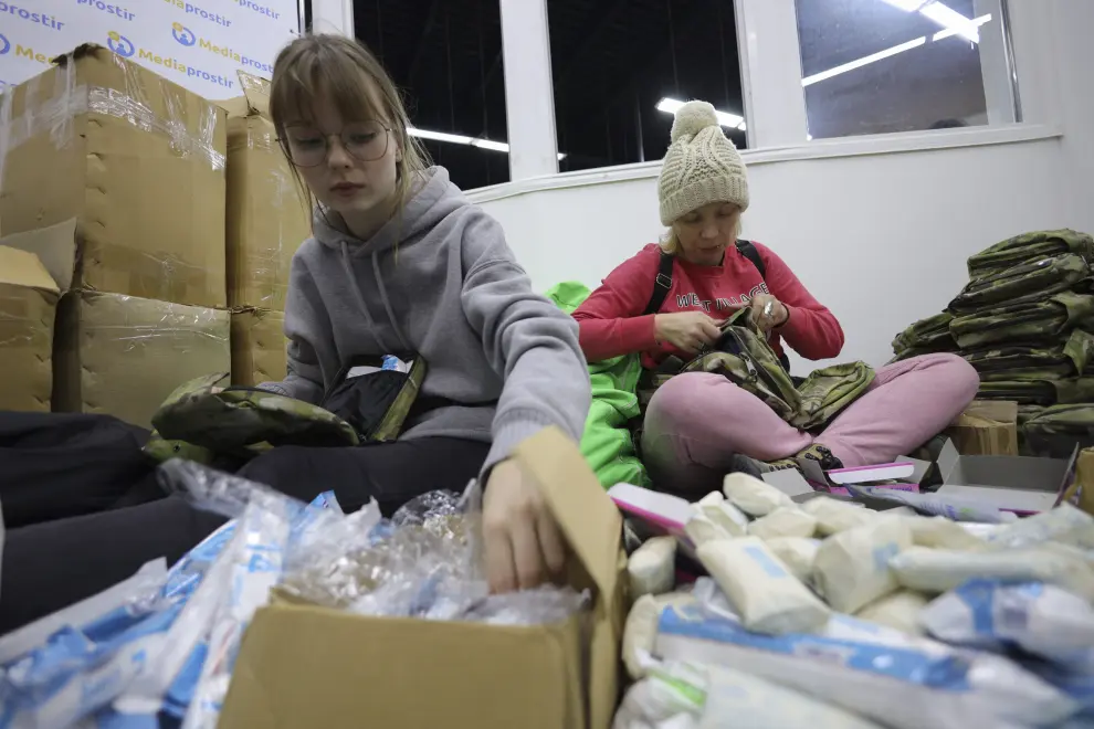 Voluntarios ucranianos preparan kits de primeros auxilios para su ejército.