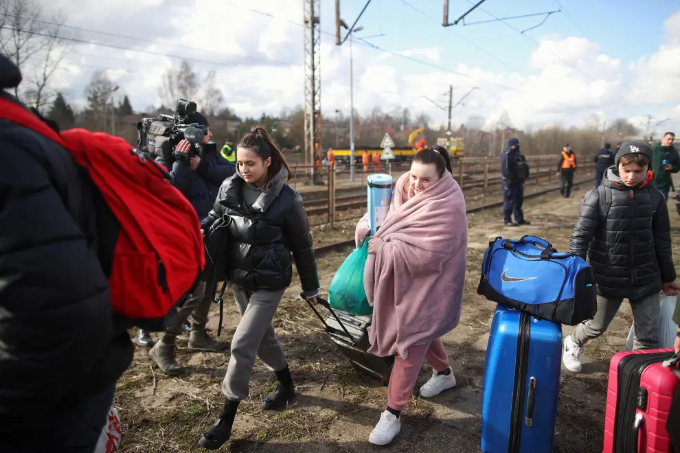 Ciudadanos ucranianos llegan a la ciudad polaca de Olkusz donde son atendidos por voluntarios.