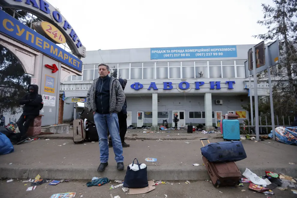 Ciudadanos ucranianos salen del país desde Leópolis.