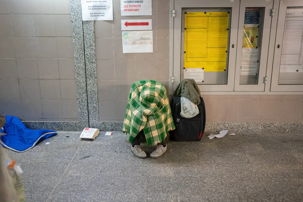 Grupos de personas duermen en la estación Przemysl (Polonia).