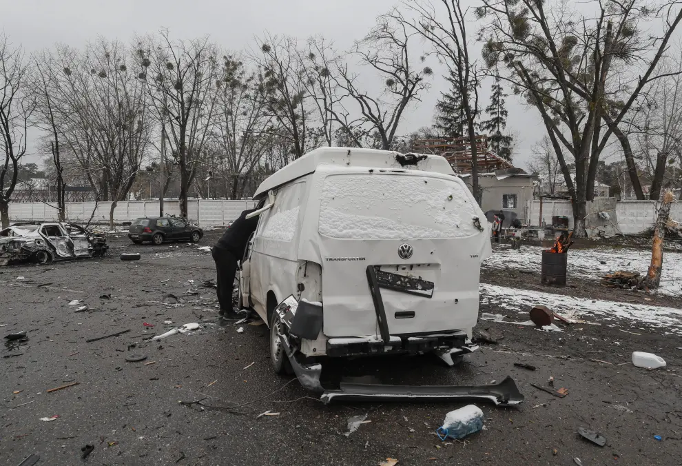 Vehículo dañado por bombardeos de las tropas rusas en el checkpoint de Brovary, cerca de Kiev.