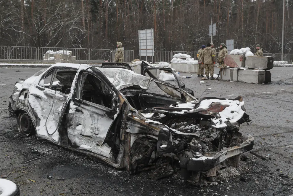 Vehículo dañado por bombardeos de las tropas rusas en el checkpoint de Brovary, cerca de Kiev.