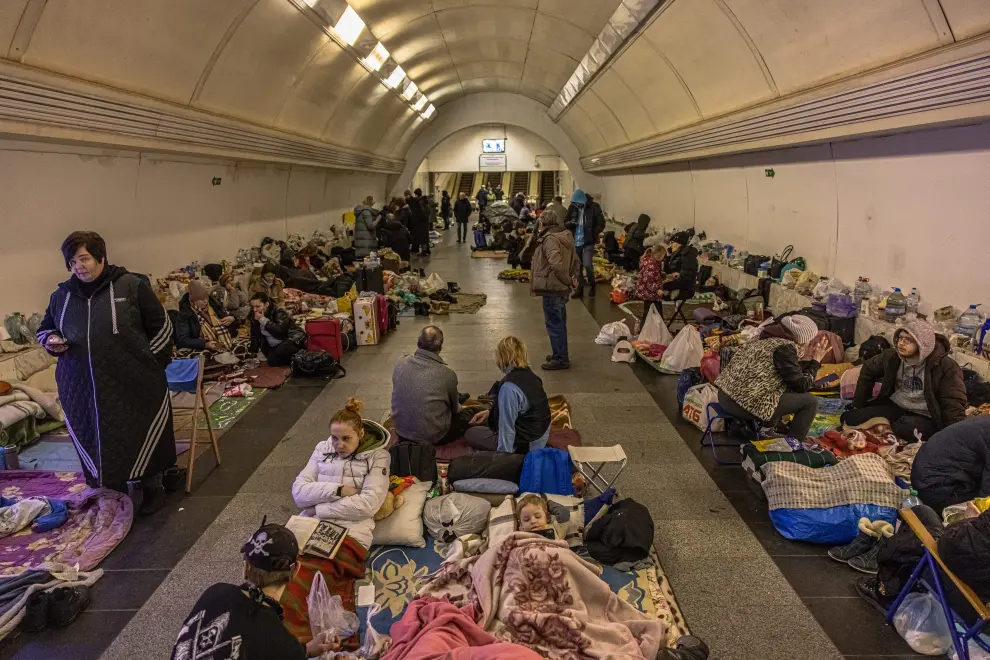 Kiev (Ukraine), 02/03/2022.- People stay inside the Dorohozhychi subway station turned into a bomb shelter, in Kiev (Kyiv), Ukraine, 02 March 2022. Russian troops entered Ukraine on 24 February prompting the country's president to declare martial law and triggering a series of severe economic sanctions imposed by Western countries on Russia. (Rusia, Ucrania) EFE/EPA/ROMAN PILIPEY
 UKRAINE RUSSIA CONFLICT
