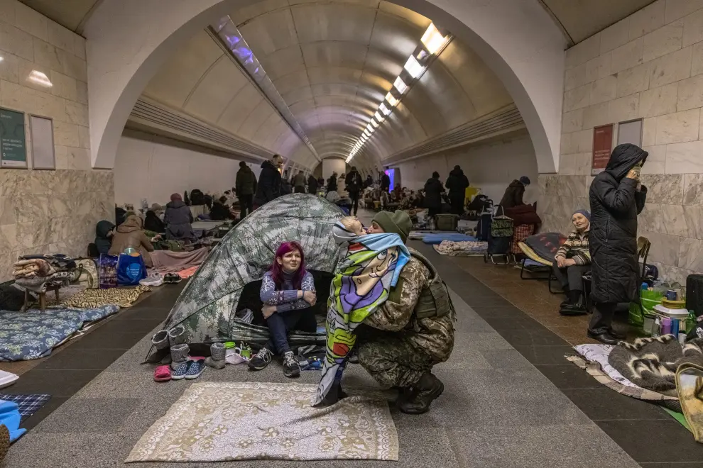 Kyiv (kiev) (Ukraine), 02/03/2022.- Yuri holds the hand of his partner Anna (37) who is due to deliver in a maternity hospital's basement which is used now as a bomb shelter, during air raid alert, in Kyiv (Kiev), Ukraine, 02 March 2022. Russian troops entered Ukraine on 24 February prompting the country's president to declare martial law and triggering a series of severe economic sanctions imposed by Western countries on Russia. (Rusia, Ucrania) EFE/EPA/ROMAN PILIPEY
 UKRAINE RUSSIA CONFLICT