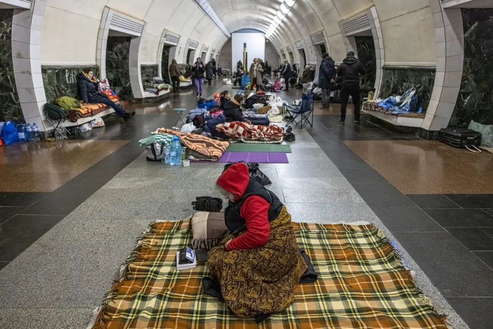 Kyiv (kiev) (Ukraine), 02/03/2022.- Couples sit in a subway at Dorohozhychi subway station which is used as a bomb shelter, in Kyiv (Kiev), Ukraine, 02 March 2022. Russian troops entered Ukraine on 24 February prompting the country's president to declare martial law and triggering a series of severe economic sanctions imposed by Western countries on Russia. (Atentado, Rusia, Ucrania) EFE/EPA/ROMAN PILIPEY
 UKRAINE RUSSIA CONFLICT