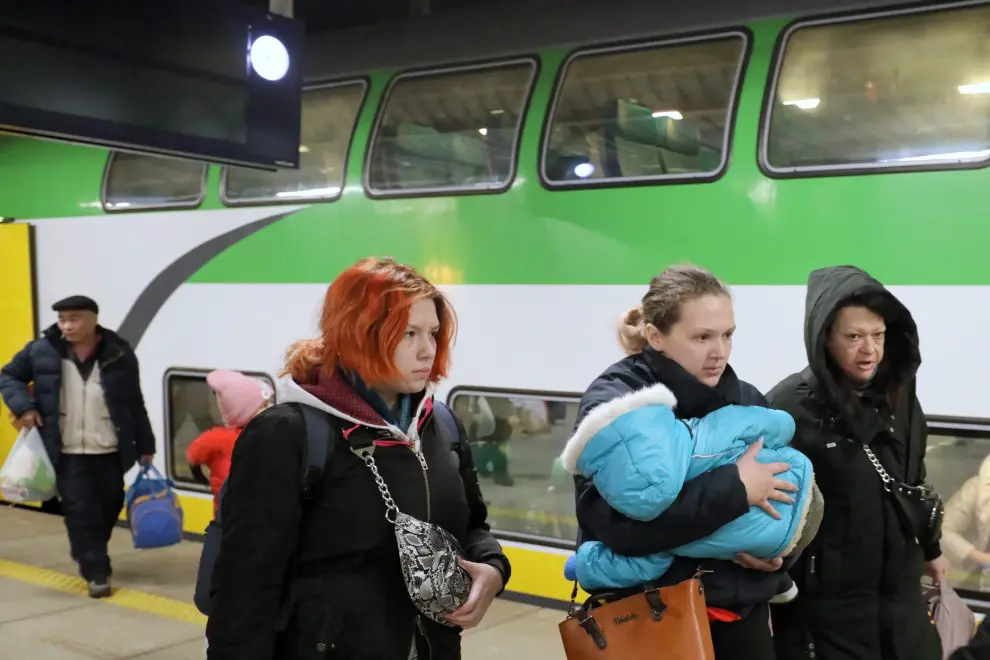 Refugiados ucranianos llegan a la capital polaca, Varsovia.