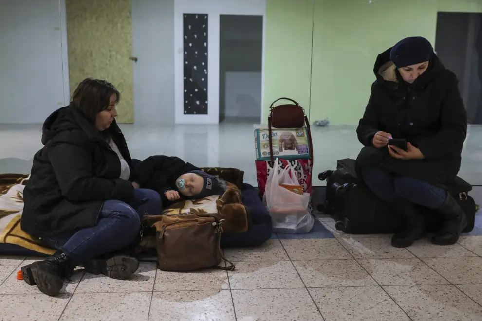 Refugiados ucranianos llegan a la ciudad polaca de Przemyśl.