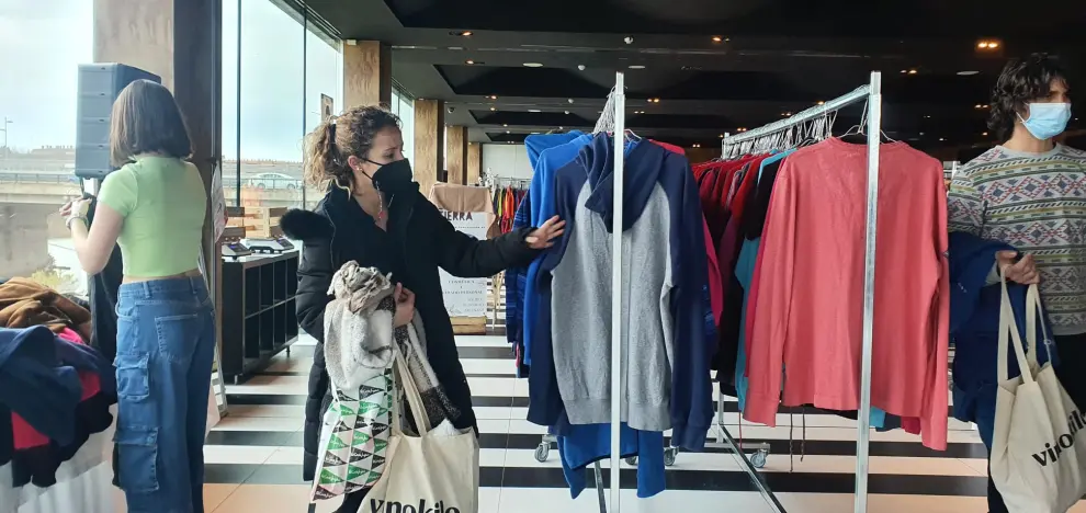 Comprar ropa por kilos en el mercadillo Vinokilo en Zaragoza