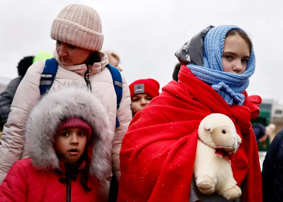 People crowd as they cross the border after fleeing the Russian invasion of Ukraine, at the border checkpoint in Medyka, Poland, March 5, 2022. REUTERS/Yara Nardi UKRAINE-CRISIS/BORDER-POLAND