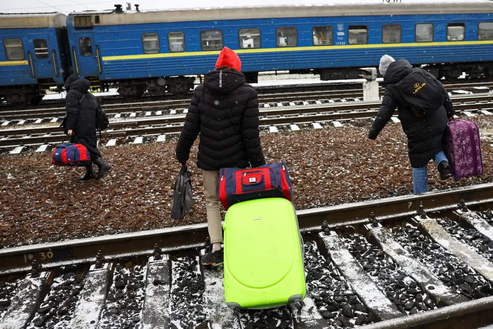 A woman and child look on from a train as they flee Russia's invasion of Ukraine towards Poland, in the train station in Lviv, Ukraine March 5, 2022. REUTERS/Kai Pfaffenbach UKRAINE-CRISIS/LVIV TRAIN STATION