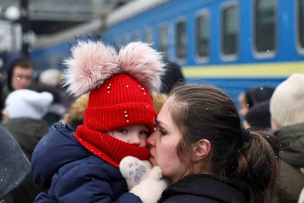 People make their way to a train heading towards Poland as they flee Russia's invasion of Ukraine, in the train station in Lviv, Ukraine March 5, 2022. REUTERS/Kai Pfaffenbach UKRAINE-CRISIS/LVIV TRAIN STATION