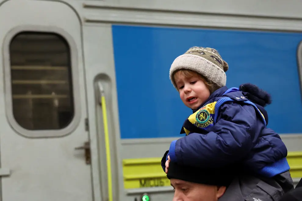 People wait to board a train towards Poland as they flee Russia's invasion of Ukraine, in the train station in Lviv, Ukraine March 5, 2022. REUTERS/Kai Pfaffenbach UKRAINE-CRISIS/LVIV TRAIN STATION