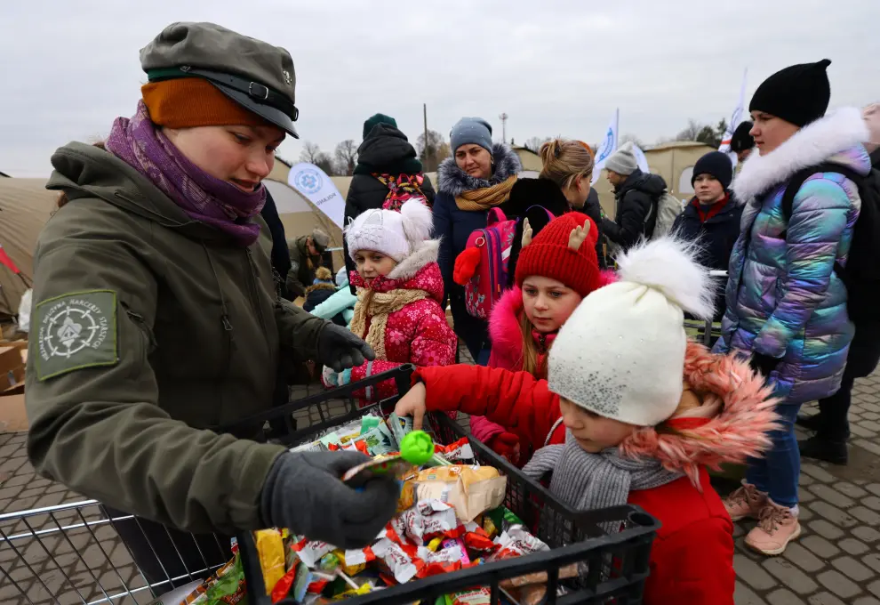 Refugiados ucranianos, en Medyka, en la frontera con Polonia.