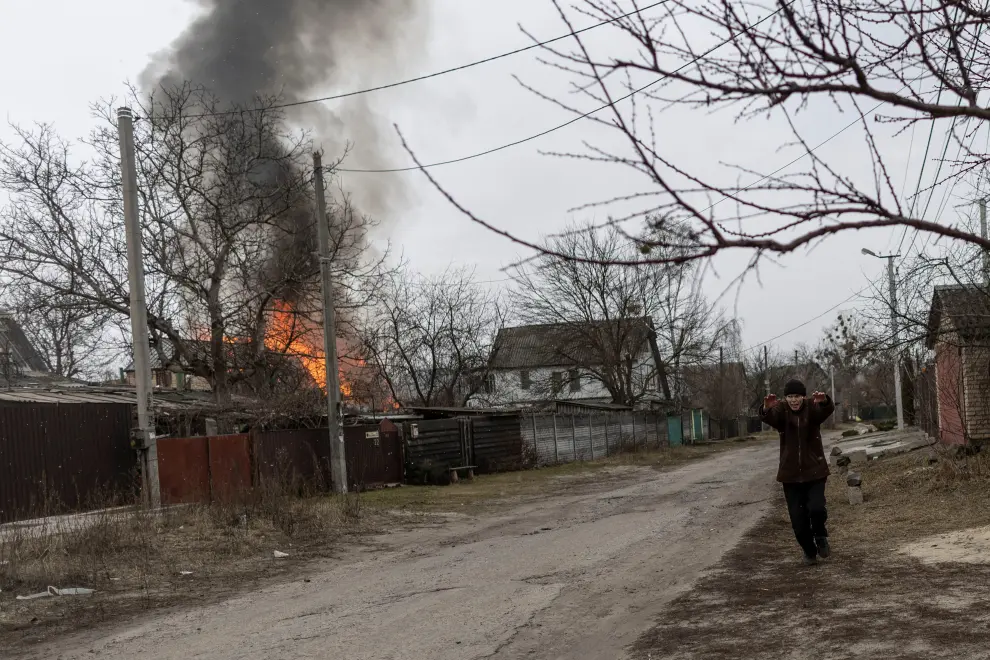 A local resident reacts as a house is on fire after heavy shelling on the only escape route used by locals to leave the town of Irpin, while Russian troops advance toward the capital, 24km from Kyiv, Ukraine March 6, 2022. REUTERS/Carlos Barria UKRAINE-CRISIS/IRPIN