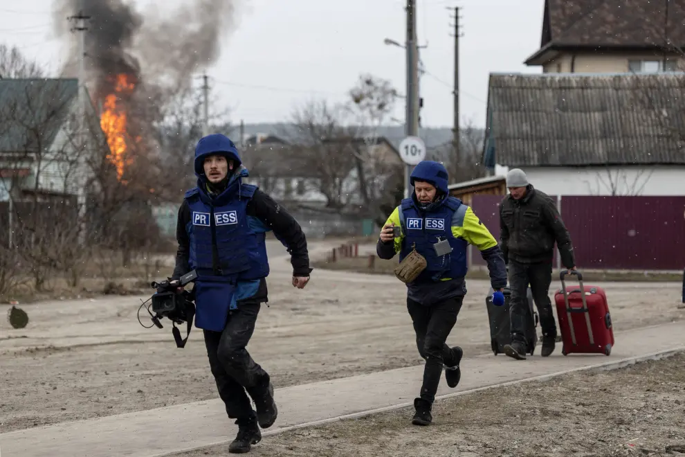 A local resident reacts as a house is on fire after heavy shelling on the only escape route used by locals to leave the town of Irpin, while Russian troops advance toward the capital, 24km from Kyiv, Ukraine March 6, 2022. REUTERS/Carlos Barria     TPX IMAGES OF THE DAY UKRAINE-CRISIS/IRPIN