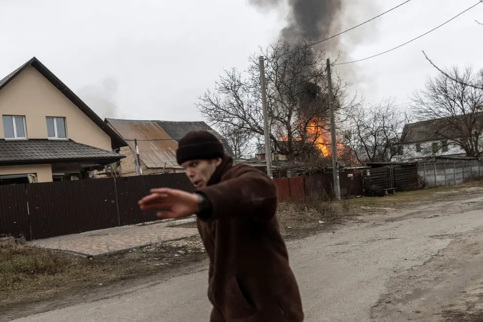 A local resident reacts as a house is on fire after heavy shelling on the only escape route used by locals to leave the town of Irpin, while Russian troops advance towards the capital, 24km from Kyiv, Ukraine March 6, 2022. REUTERS/Carlos Barria     TPX IMAGES OF THE DAY UKRAINE-CRISIS/IRPIN