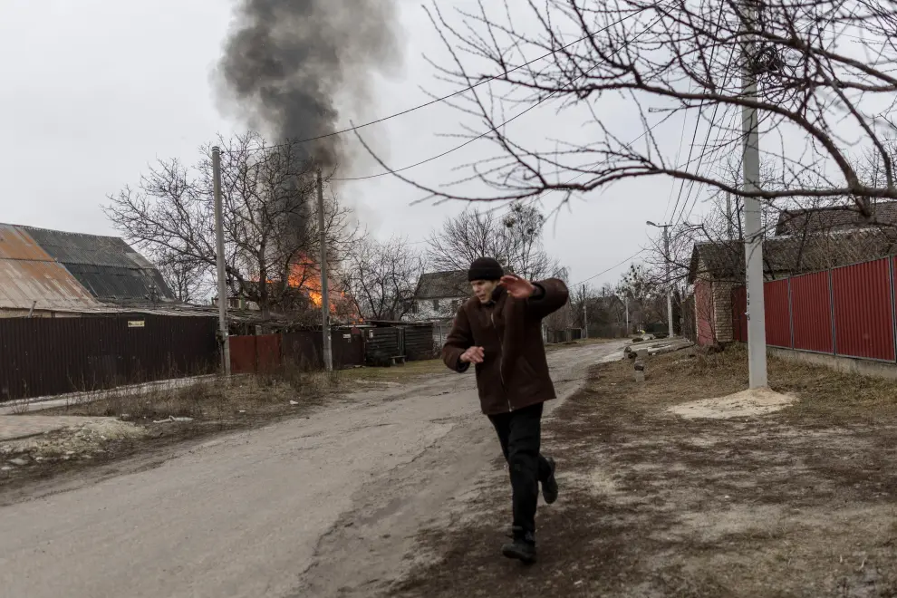 A local resident reacts as a house is on fire after heavy shelling on the only escape route used by locals to leave the town of Irpin, while Russian troops advance towards the capital, in Irpin, Ukraine, March 6, 2022. REUTERS/Carlos Barria UKRAINE-CRISIS/IRPIN