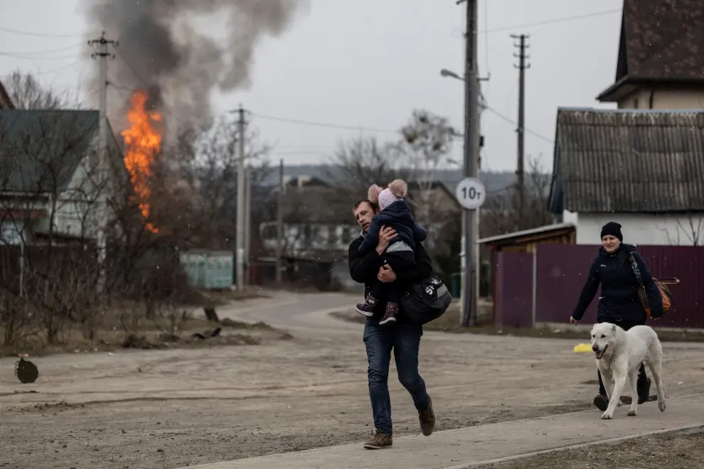 Vecinos de Irvin huyen de los bombardeos de las tropas rusas sobre la ciudad ucraniana.