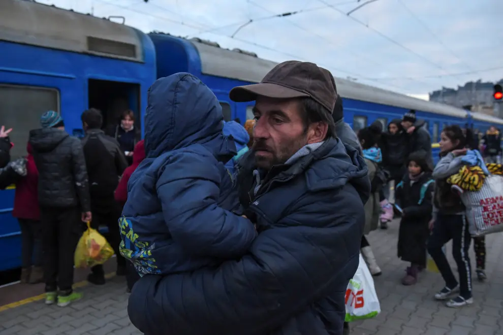 A couple embraces as passengers, including people fleeing Russia's invasion of Ukraine, board a train to leave the city of Odessa, Ukraine, March 6, 2022. REUTERS/Alexandros Avramidis UKRAINE-CRISIS/ODESSA