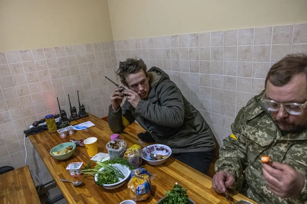 Kyiv (Ukraine), 05/03/2022.- A member of the Territorial Defense Forces rests in a room at their base, in the eastern part of Kyiv (Kiev) region, Ukraine, 05 March 2022 (issued 06 March 2022). According to the National Guard of Ukraine statistics, 100,000 Ukrainians have joined the Territorial Defense Force since the beginning of the Russian invasion of Ukraine. (Atentado, Rusia, Ucrania) EFE/EPA/ROMAN PILIPEY ATTENTION: This Image is part of a PHOTO SET
 UKRAINE PHOTO SET RUSSIA CONFLICT TERRITORIAL DEFENCE