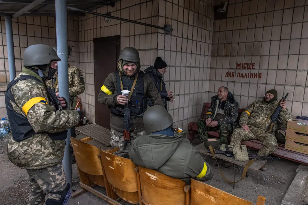 Kyiv (Ukraine), 06/03/2022.- Members of the Territorial Defense Forces play checkers using molotov cocktails, during their guarding shift at a checkpoint in the eastern part of Kyiv (Kiev) region, Ukraine, early 06 March 2022. According to the National Guard of Ukraine statistics, 100,000 Ukrainians have joined the Territorial Defense Force since the beginning of the Russian invasion of Ukraine. (Atentado, Rusia, Ucrania) EFE/EPA/ROMAN PILIPEY ATTENTION: This Image is part of a PHOTO SET
 UKRAINE PHOTO SET RUSSIA CONFLICT TERRITORIAL DEFENCE