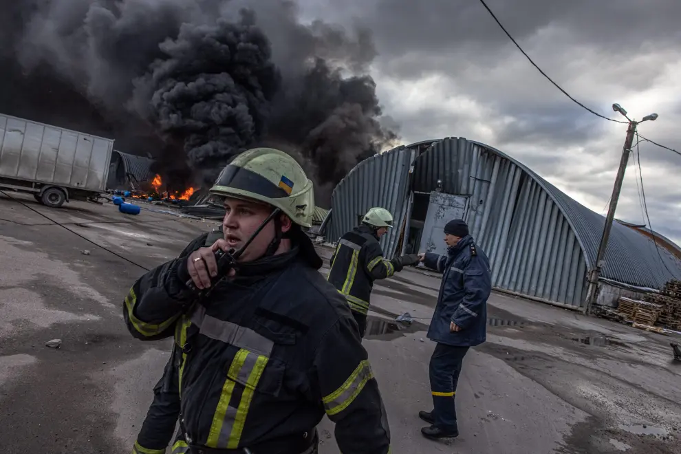 Incendio de un almacén de productos químicos alcanzado por los bombardeos rusos en la ciudad ucraniana de Brovary, cerca de Kiev