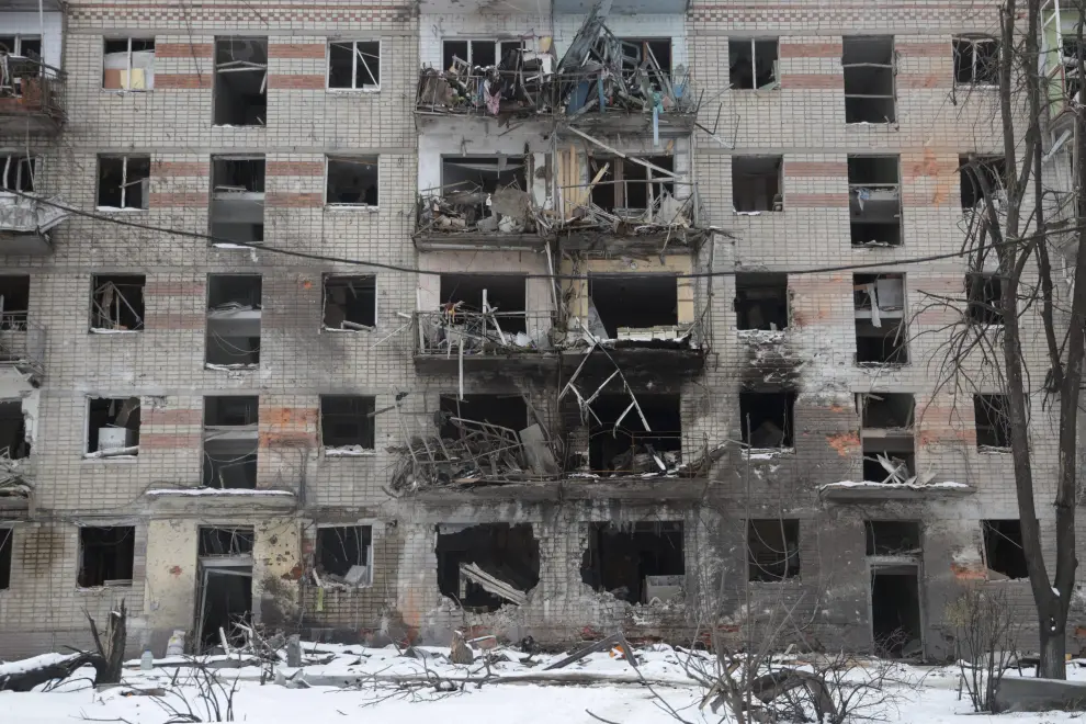Kharkiv (Ukraine), 07/03/2022.- A man walks past destroyed after shelling residential building is seen in Eastern Ukrainian city of Kharkiv, Ukraine, 07 March 2022 (made available on 08 March 2022). Russian troops entered Ukraine on 24 February prompting the country's president to declare martial law and triggering a series of announcements by Western countries to impose severe economic sanctions on Russia. (Atentado, Rusia, Ucrania) EFE/EPA/STANISLAV KOZLIUK
 RUSSIA UKRAINE CONFLICT