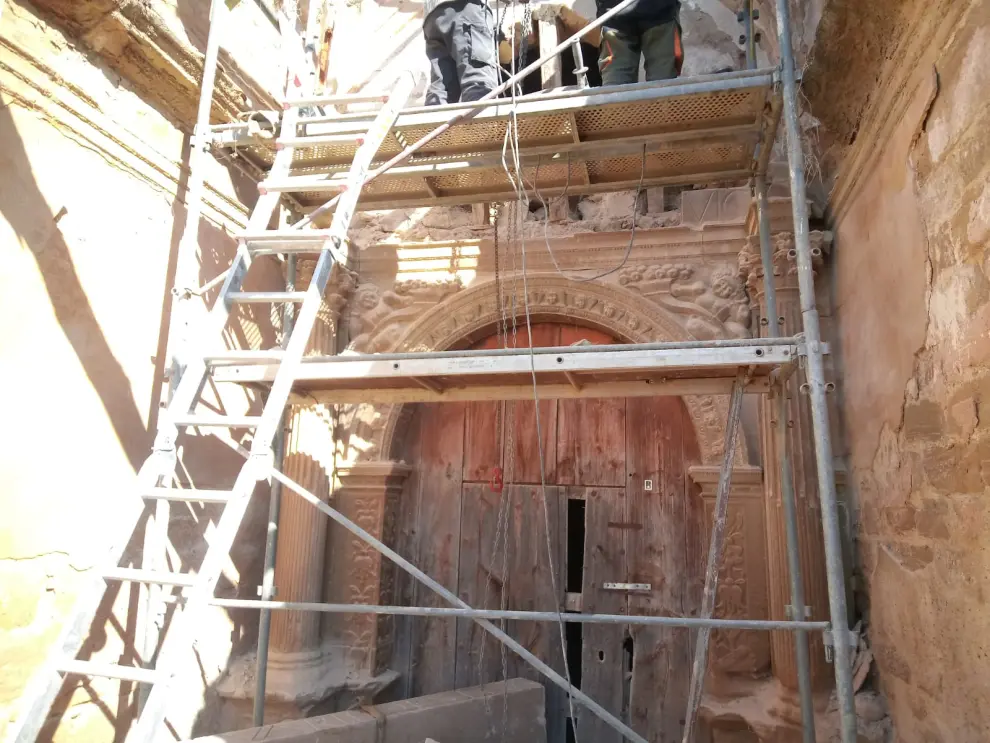 Proceso de desmontaje de la portada de la iglesia de Castarlenas.