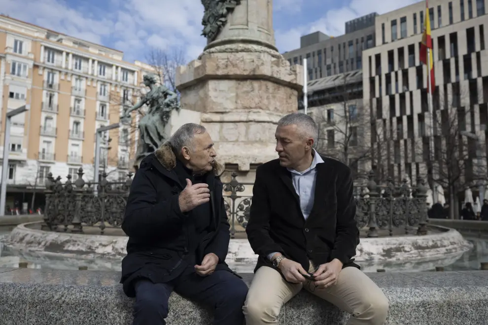 José Luis Violeta y Xavi Aguado dialogan en la plaza de España de Zaragoza.