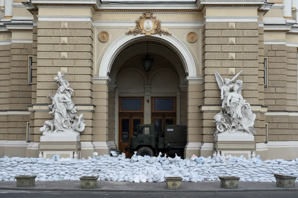 Barricadas protegen el Teatro de Ópera y Ballet de Odessa.