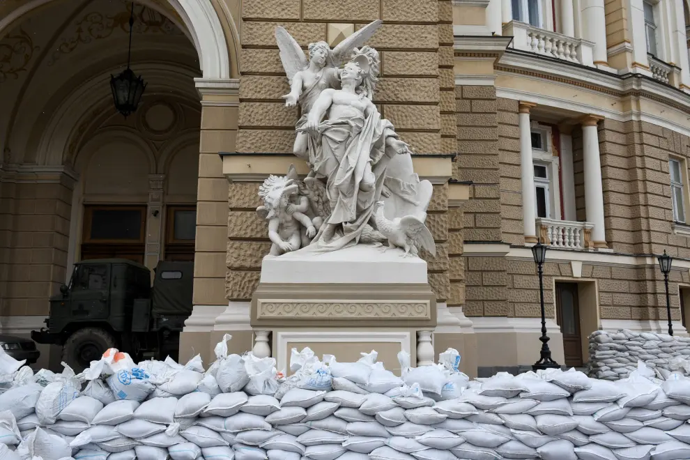 Barricadas protegen el Teatro de Ópera y Ballet de Odessa.