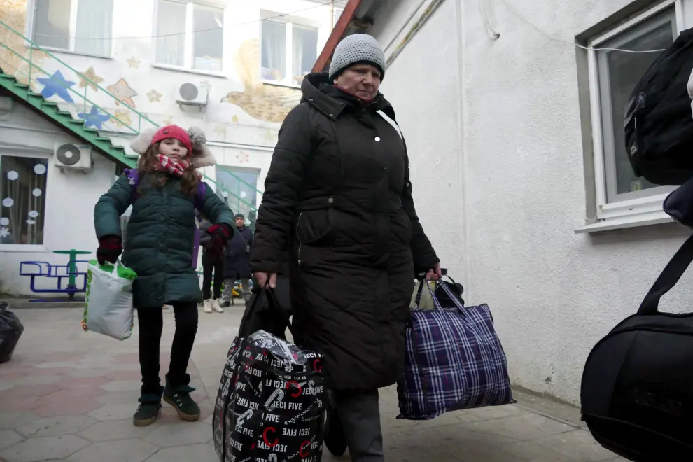 Ciudadanos de la ciudad de Odesa abandonan sus hogares ante la inminente llegada de las tropas rusas.