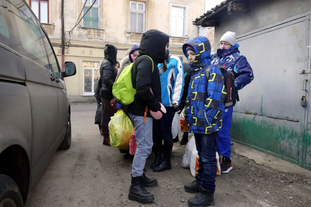 Ciudadanos de la ciudad de Odesa abandonan sus hogares ante la inminente llegada de las tropas rusas.
