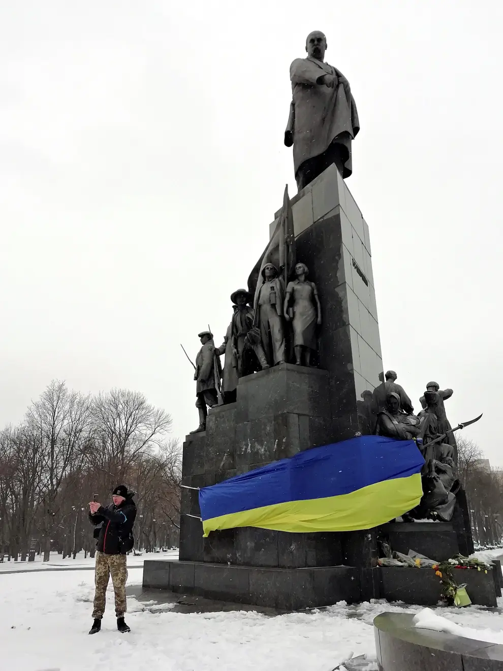 La bandera ucraniano cubre el monumento de Shevchenko en Járkov.