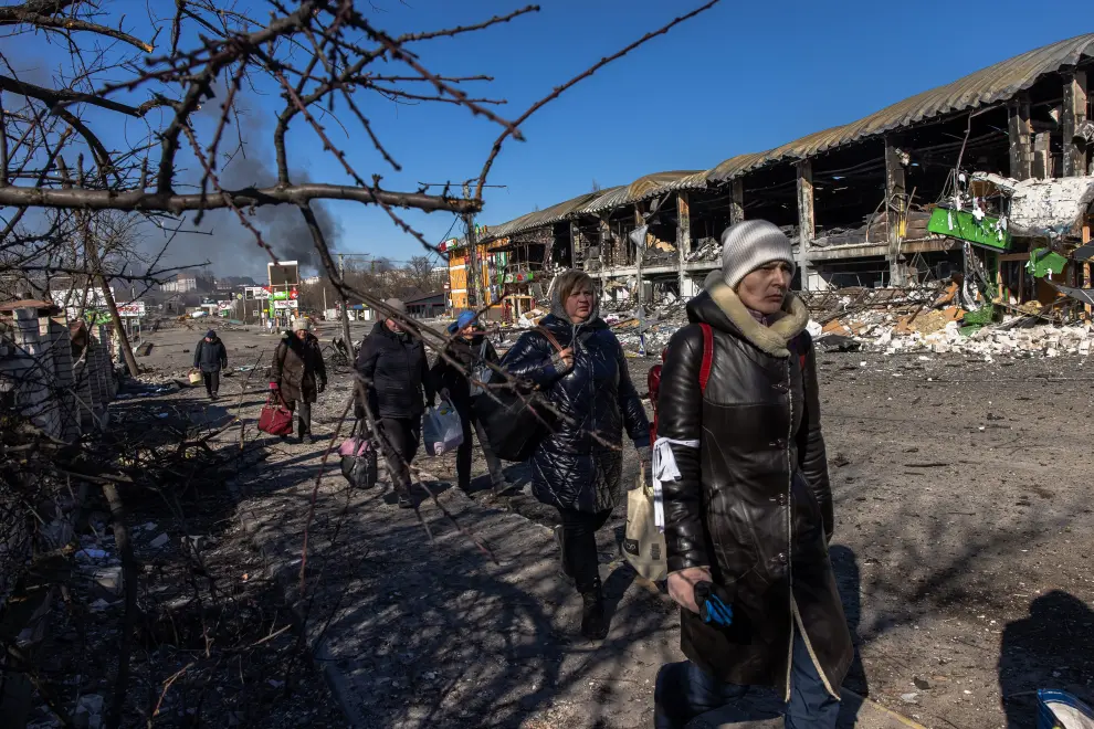 Residentes de Bucha, controlada por las tropas rusas, van hacia Kiev.