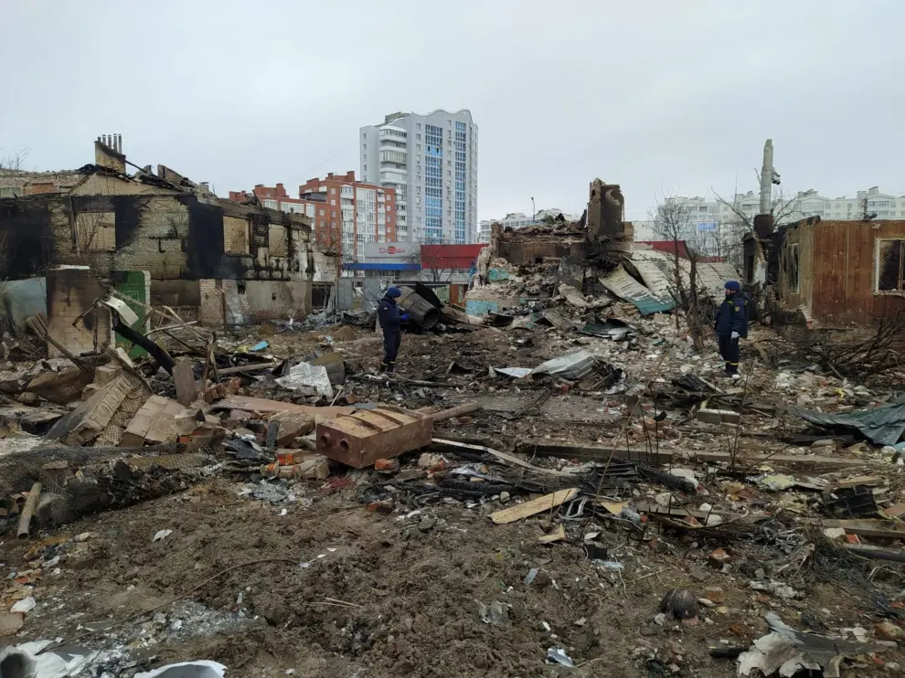 Servicios de emergencia ucranianos desactivan un misil ruso sin explotar en Chernígov.
