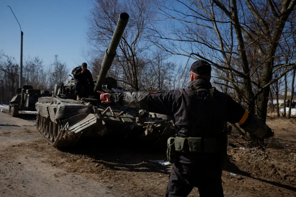 Soldados ucranianos ante un tanque ruso en Brovary, cerca de Kiev.