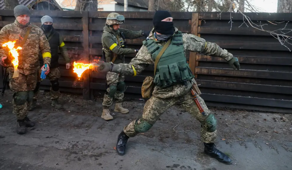 Tropas ucranianas practican cómo lanzar cócteles molotov.