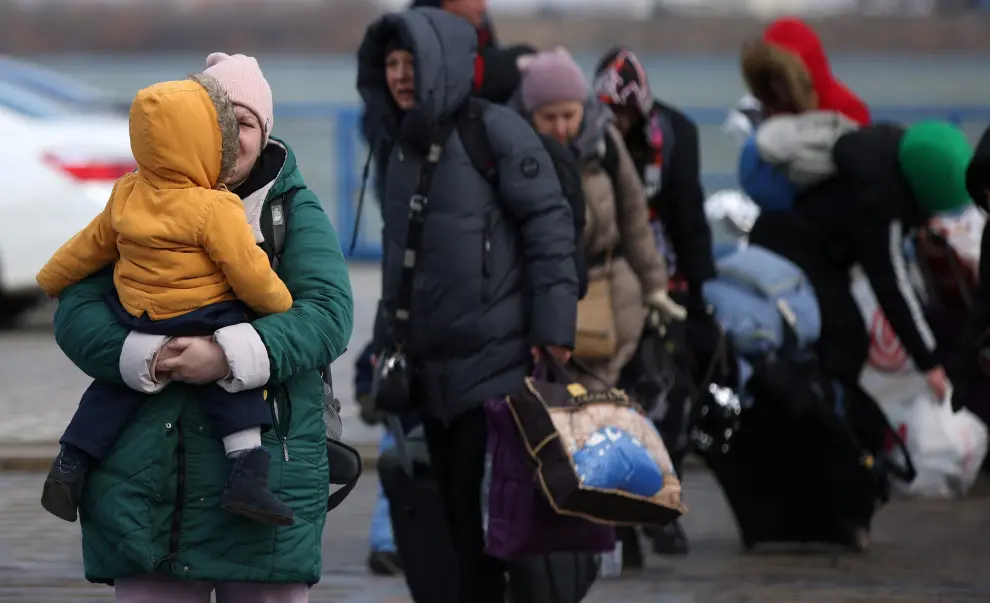 Ucranianos llegan a Rumanía en ferry huyendo de la invasión rusa.