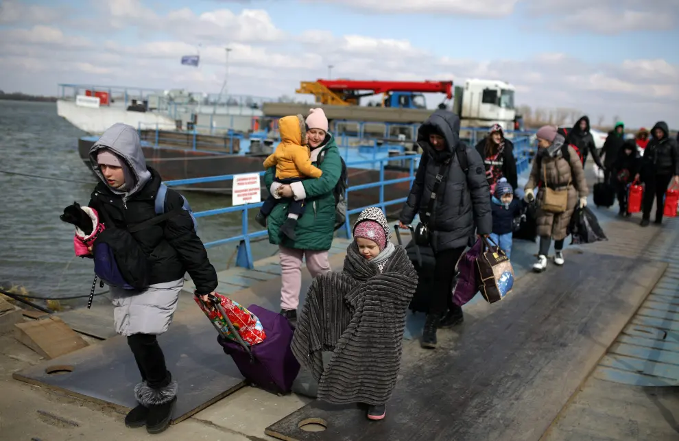 Ucranianos llegan a Rumanía en ferry huyendo de la invasión rusa.