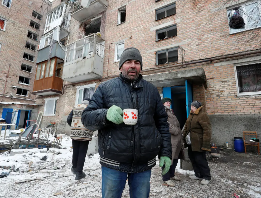 Civiles observan los daños en Volnovaja en la zona del Donbás.