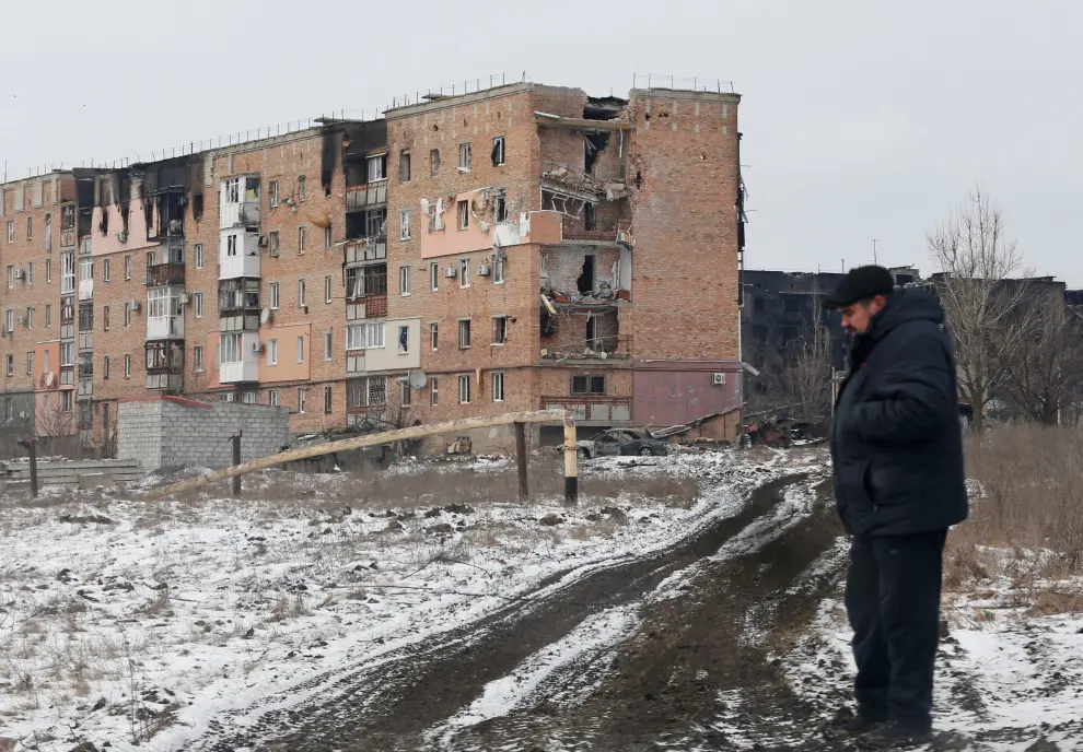 Civiles observan los daños en Volnovaja en la zona del Donbás.