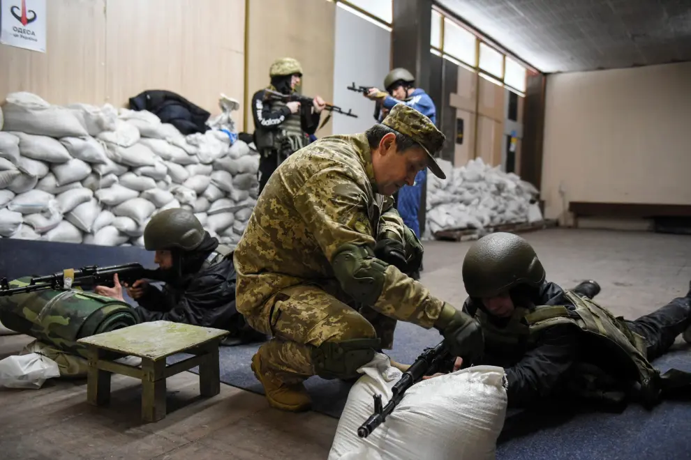 Civiles voluntarios practican el uso de armas en Odesa.