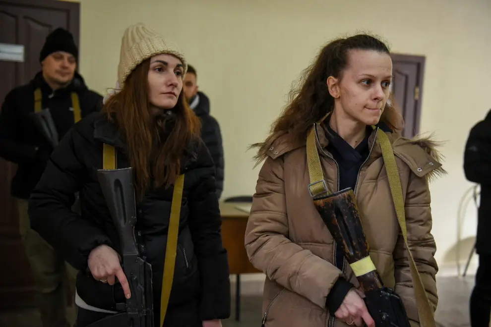 Civiles voluntarios practican el uso de armas en Odesa.
