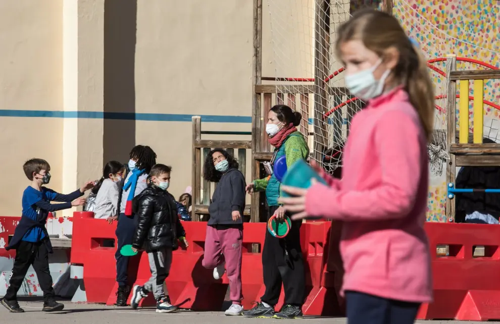 8 de febrero de 2022. Niños con mascarilla en el patio de un colegio en Zaragoza.