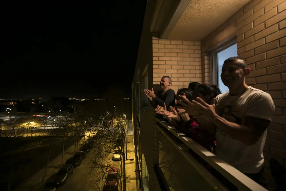 Aplauso sanitario desde un balcón en el barrio de La Paz en Zaragoza.
