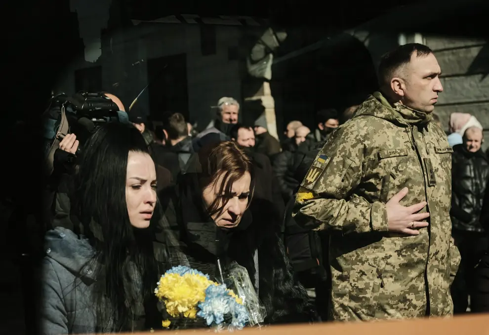 Funeral de tres soldados ucranianos caídos en combate en Leópolis.