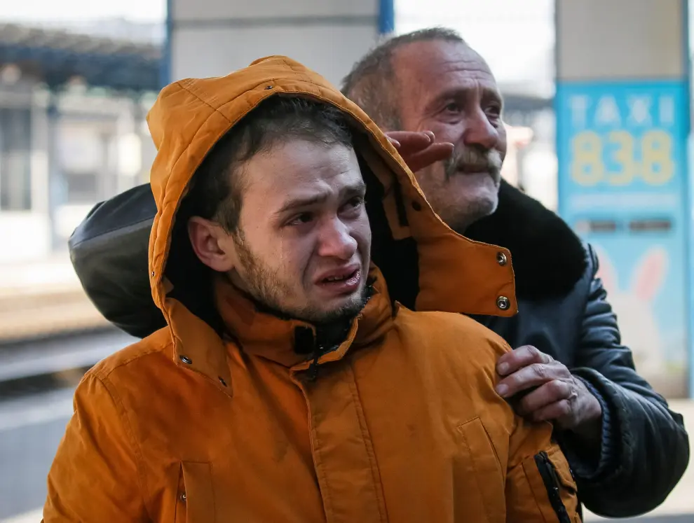 Hombres ucranianos continúan despidiéndose de sus mujeres e hijos que huyen del país.