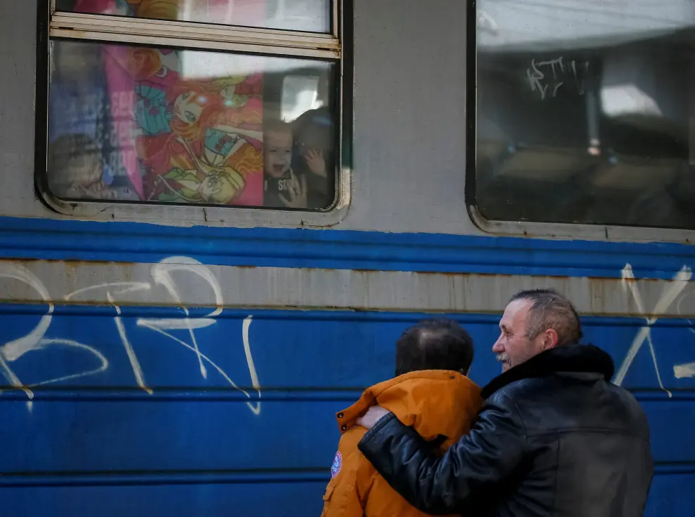 Hombres ucranianos continúan despidiéndose de sus mujeres e hijos que huyen del país.