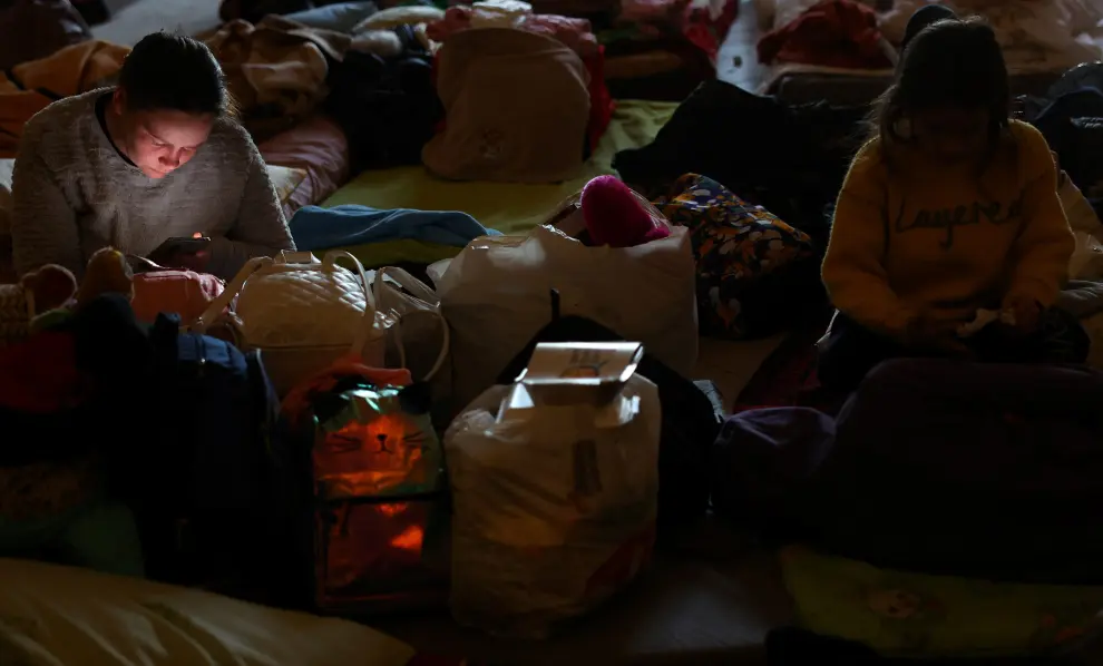 Improvisado campamento para mujeres y niños en Leópolis a la espera de huir a Polonia.
